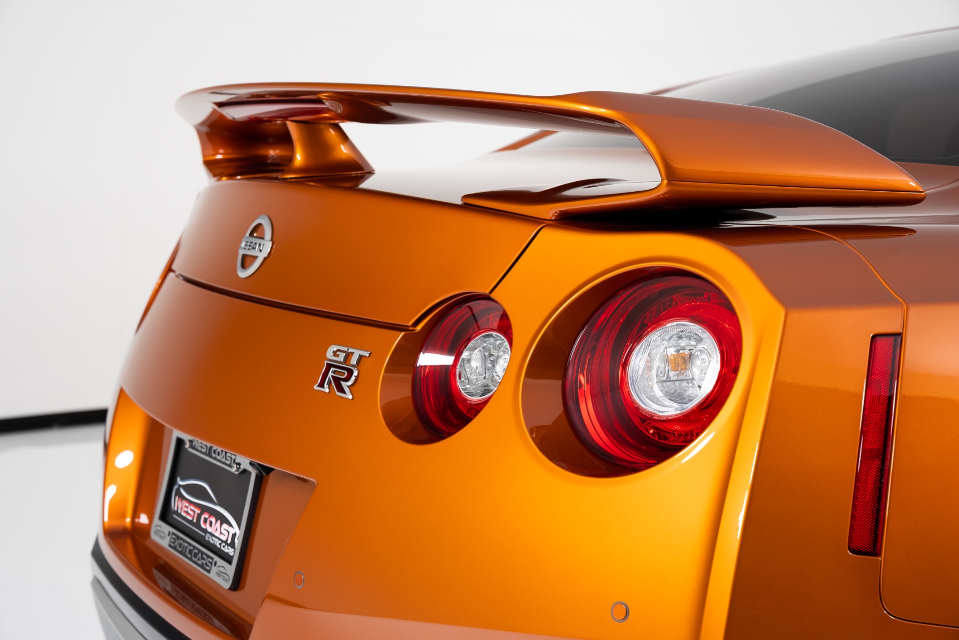2013 Nissan GT-R Hits The Powder [VIDEO]